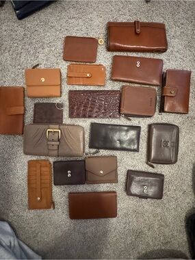 brown wallet lot - WILL NOT SEPARATE